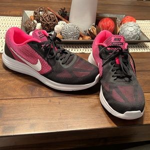 Black and pink Nike revolution 3